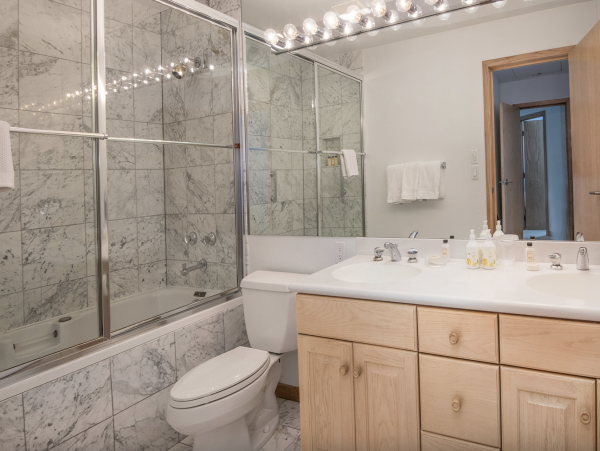 Luxury Vail Village 4 Bedroom Vacation Condo - Walk to Lifts